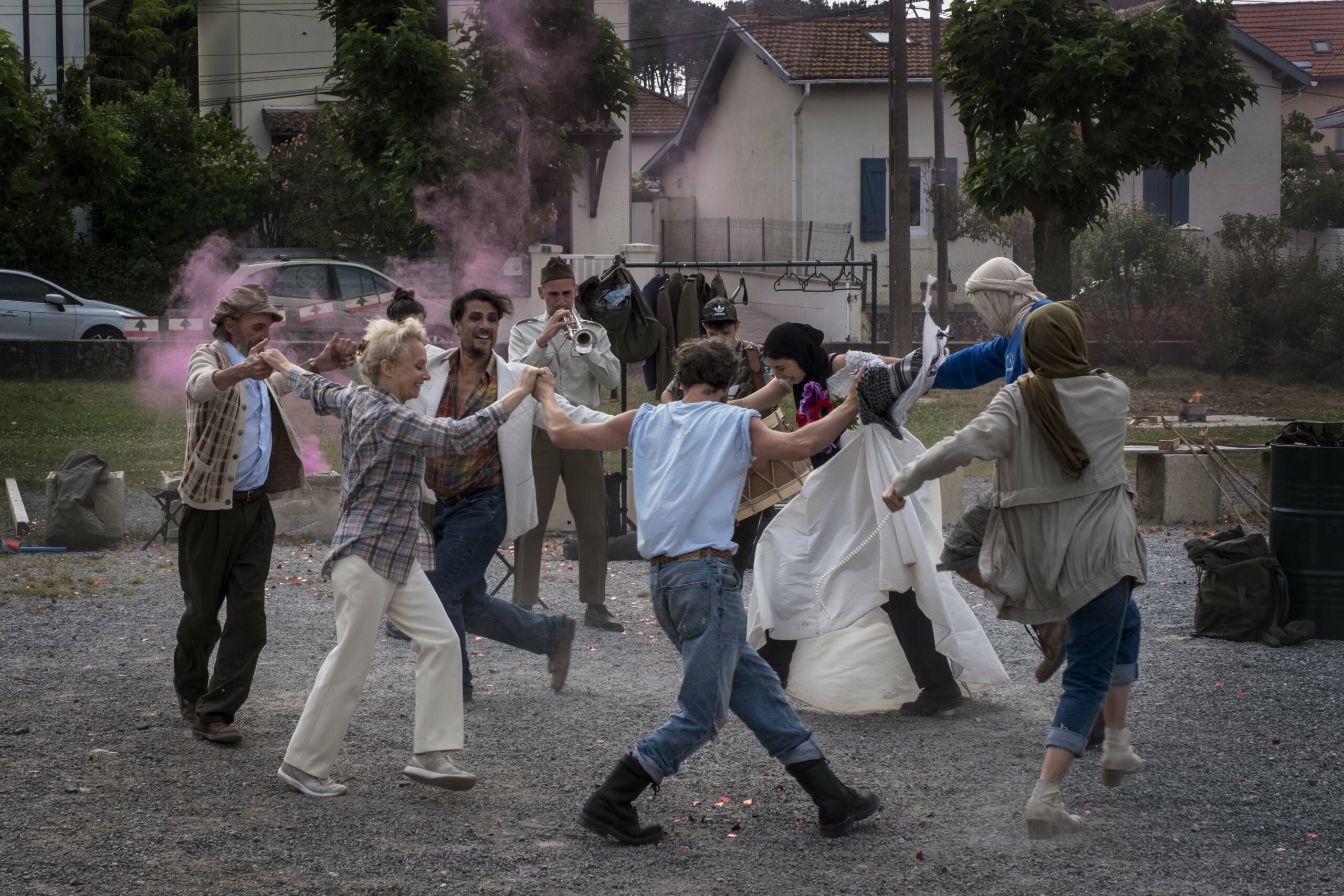 Photo issue de la déambulation "Le Message - Une marche à l'amour" de la Compagnie Jour de Fête